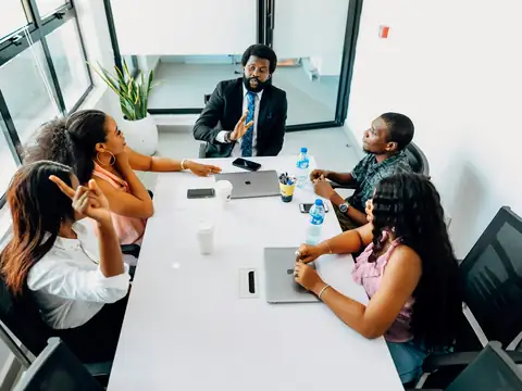 Une équipe de professionnels en réunion autour d'une table