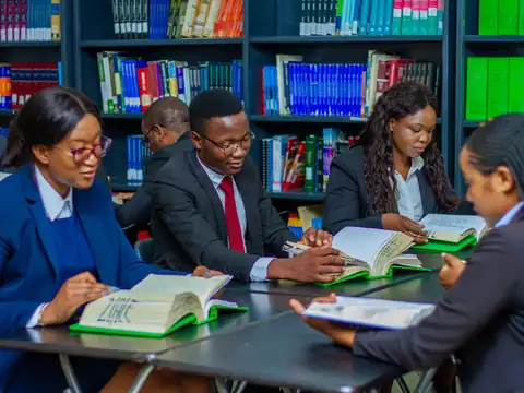 Des étudiantes et des étudiants travaillent ensemble dans une bibliothèque universitaire